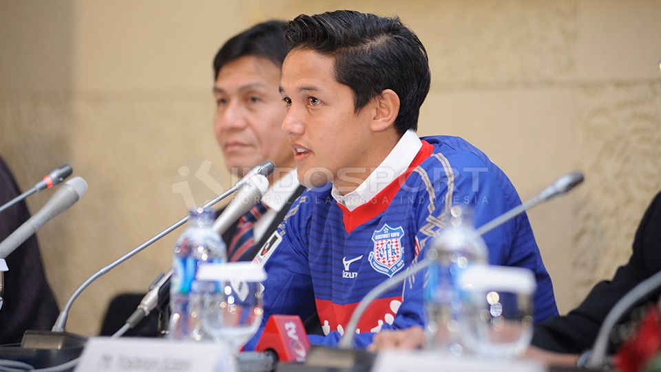 Irfan Bachdim dalam sebuah konferensi pers sebelum bergabung bersama klub Jepang. Copyright: © INDOSPORT/ Ratno Prasetyo